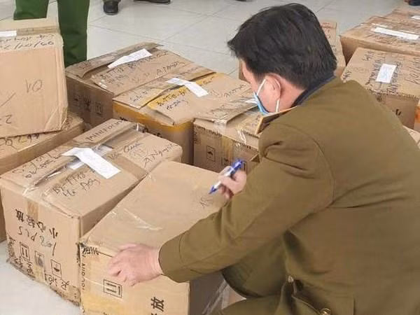 Lực lượng chức năng niêm phòng số đồng hồ thu giữ. Nguồn: baohanoimoi.com.vn