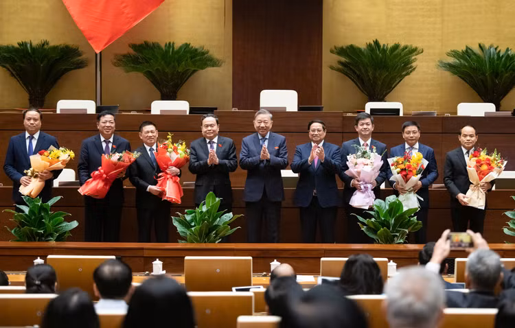 Lãnh đạo Đảng, Nhà nước tặng hoa chúc mừng các nhân sự vừa được Quốc hội bầu, phê chuẩn