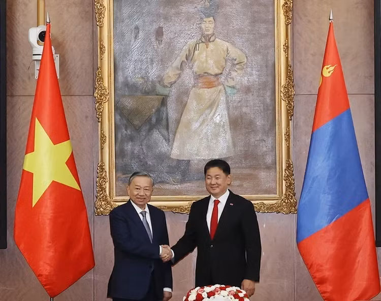 Tổng Bí thư, Chủ tịch nước Tô Lâm và Tổng thống Mông Cổ Ukhnaagiin Khurelsukh chụp ảnh chung. Ảnh: TTXVN