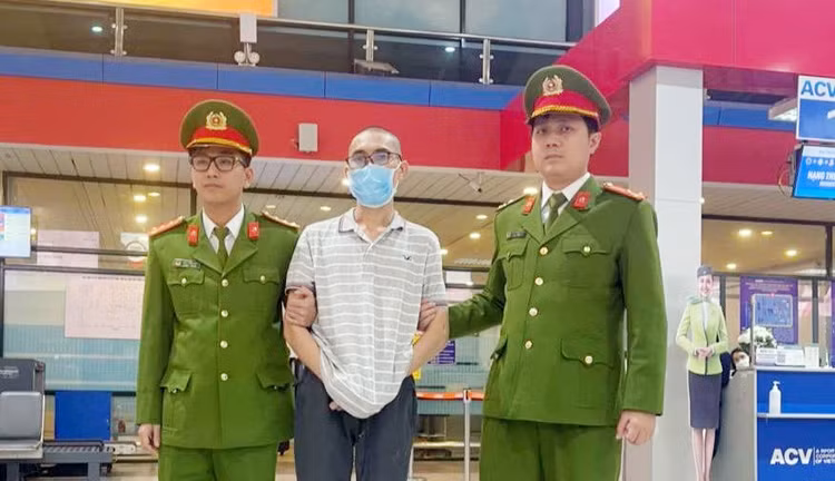 Dẫn giải đối tượng Hoàng Minh Toàn về Quảng Bình. Ảnh: Công an Quảng Bình