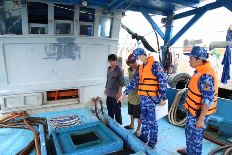 Lực lượng chức năng của Bộ Tư lệnh Vùng Cảnh sát biển 4 kiểm tra hàng hóa vi phạm.
