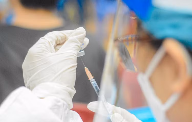 Từ ngày 15/4, Bộ Y tế sẽ thực hiện ký tập trung để cấp hộ chiếu vaccine cho người dân. Ảnh: TTXVN/Vietnam+
