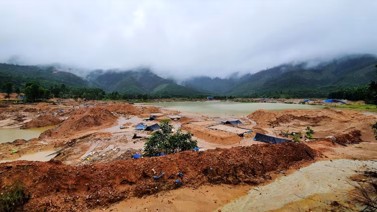 Rừng bị phá tan hoang, nguồn nước ô nhiễm, đất đai bị đào bới vô tội vạ tại khu vực mỏ khoáng sản Bồng Miêu