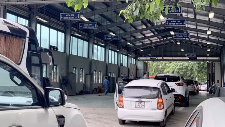 Các hành vi can thiệp trực tiếp vào phần cứng, phần mềm của thiết bị, thực hiện thao tác không đúng quy trình... bị nghiêm cấm. Ảnh minh họa: Công luận