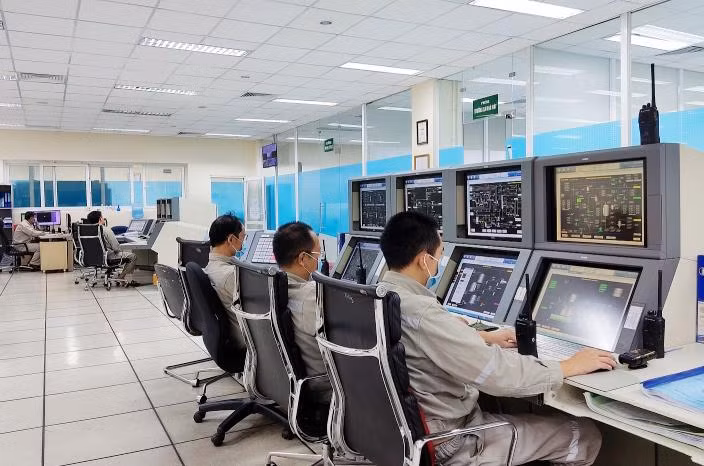CBCNV làm việc tại Phòng điều khiển Trung tâm Nhà máy Đạm Phú Mỹ