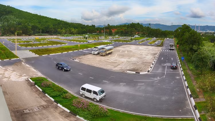 Học viên thi sát hạch lái xe trong sa hình. Ảnh: Internet