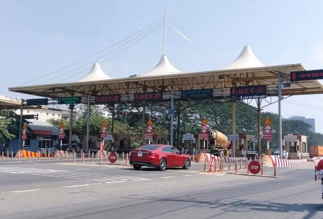 Trạm thu phí điện tử không dừng trên đường Nguyễn Văn Linh, TP.HCM
