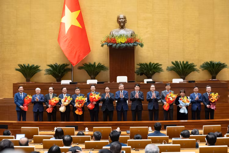 Các đồng chí lãnh đạo Đảng, Nhà nước chúc mừng các đồng chí Phó Chủ tịch Quốc hội, Uỷ viên Uỷ ban Thường vụ Quốc hội; các Phó Thủ tướng Chính phủ, Bộ trưởng nhận nhiệm vụ mới.
