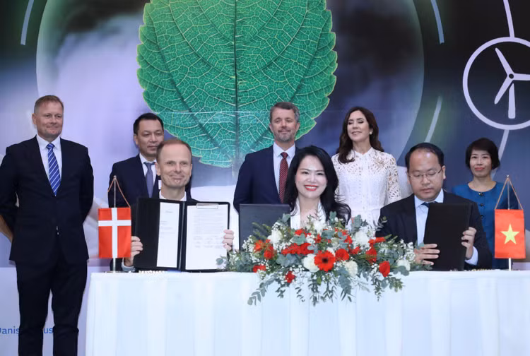 Đại diện Liên danh T&T Group - Orsted và Trung tâm Đổi mới sáng tạo Quốc gia ký và trao biên bản ghi nhớ thỏa thuận hợp tác.