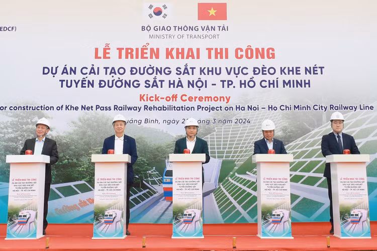 Nghi thức ấn nút triển khai thi công hai gói thầu trên tuyến đường sắt tại khu vực đèo Khe Nét