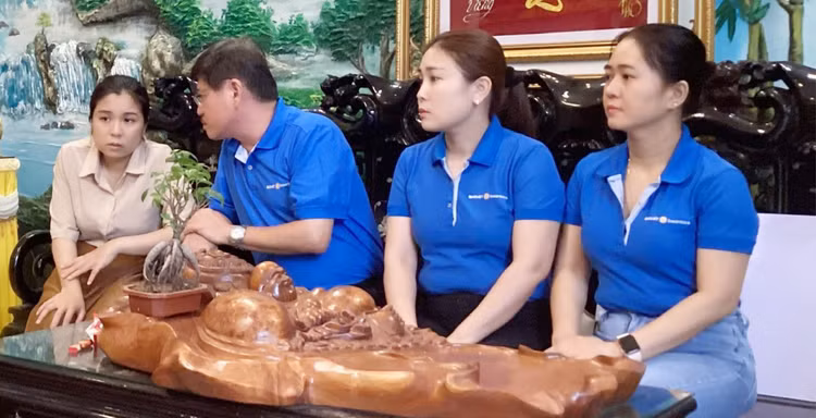 Đại diện Bảo hiểm Bảo Việt chia sẻ cùng người thân của hai nạn nhân.