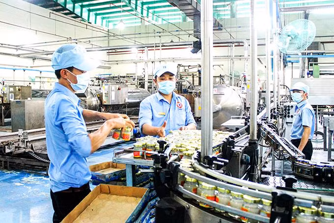Xây dựng Kế hoạch phát triển KT-XH 2022 cần thực hiện bằng được “mục tiêu kép” vừa phòng, chống dịch COVID-19, vừa phục hồi, phát triển kinh tế. Ảnh: Đình Lâm