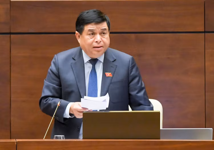 Bộ trưởng Bộ Kế hoạch và Đầu tư Nguyễn Chí Dũng giải trình tại Phiên thảo luận về kế hoạch phát triển kinh tế - xã hội và ngân sách nhà nước.