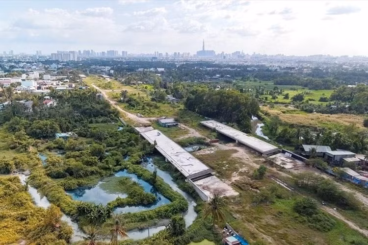 Dự án vành đai 2 đoạn 3 dài 2,75 km từ Phạm Văn Đồng đến nút giao Gò Dưa đang tạm dừng thi công.