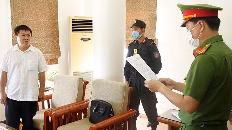 Công an đọc lệnh bắt Ngô Văn Thu. Ảnh do Công an cung cấp