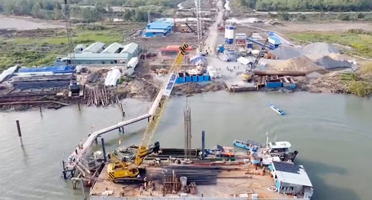 Thi công cầu Nhơn Trạch, hạng mục quan trọng nhất của dự án 1A. Ảnh: BĐN