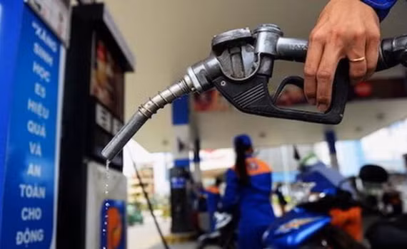 Giá xăng ở kỳ điều hành lần này được dự báo tăng 100 - 200 đồng/lít, nhưng nếu không trích lập hoặc được chi Quỹ bình ổn lại có thể giảm. Ảnh chỉ mang tính minh họa. Nguồn Internet