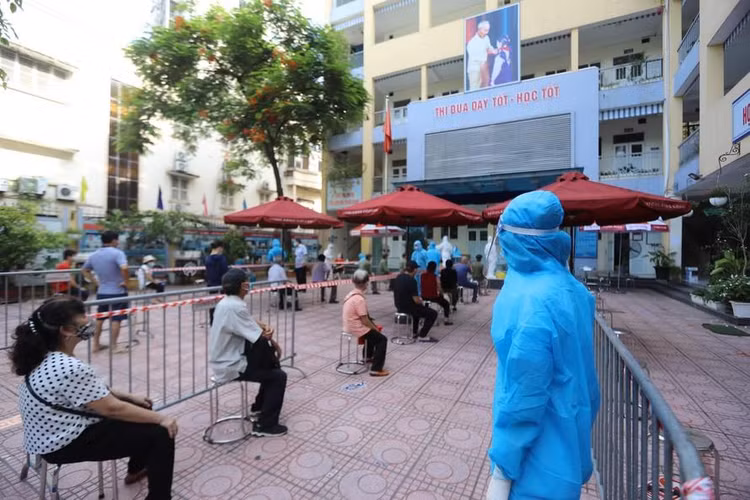 Hà Nội tiêm vắc xin cho tất cả người dân trên 18 tuổi, xét nghiệm toàn dân với hy vọng nới lỏng được các biện pháp phòng chống dịch sau 21/9.