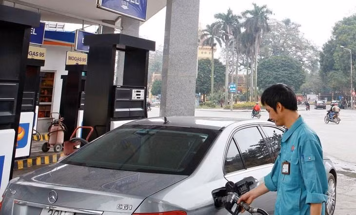 Điều chỉnh giảm mức thuế suất thuế nhập khẩu đối với mặt hàng xăng động cơ, không pha chì từ 20% xuống 10%. Ảnh: Tường Lâm