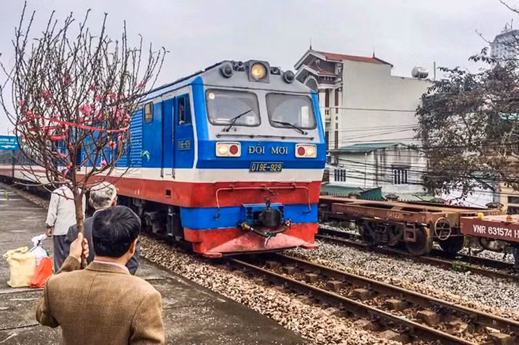 Đến nay, tổng số vé tàu Tết Nguyên đán Ất Tỵ 2025 đã bán hơn 300.000 vé