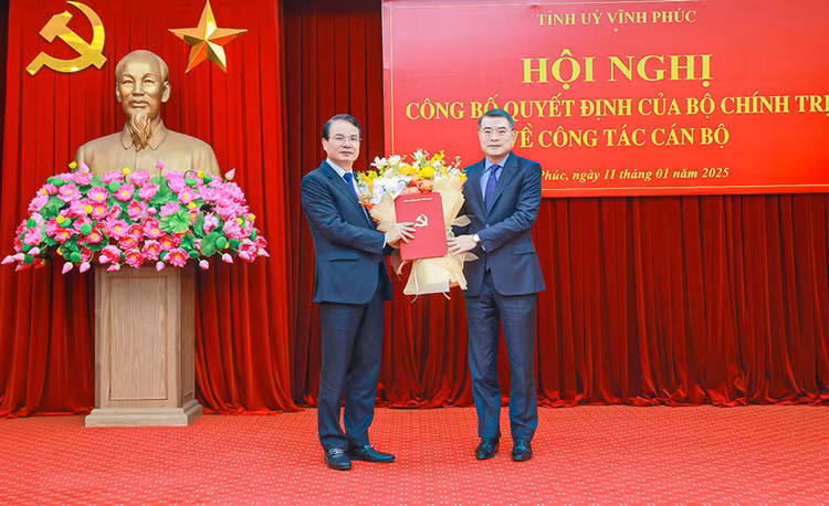 Ông Lê Minh Hưng, Bí thư Trung ương Đảng, Trưởng Ban Tổ chức Trung ương trao quyết định điều động, chỉ định ông Đặng Xuân Phong giữ chức vụ Bí thư Tỉnh ủy Vĩnh Phúc