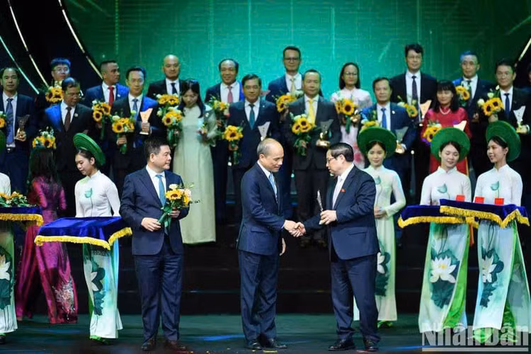 Thủ tướng Phạm Minh Chính và Bộ trưởng Nguyễn Hồng Diên trao biểu trưng vinh danh Tập đoàn Bảo Việt đạt Thương hiệu quốc gia Việt Nam năm 2024. (Ảnh: Thành Đạt)
