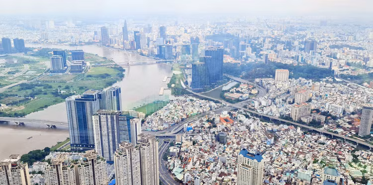 TP. HCM đang quyết liệt triển khai nhiều giải pháp, tập trung tháo gỡ nhanh các vướng mắc để giải phóng các động lực tăng trưởng. Ảnh: Tường Lâm