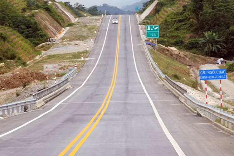 Đẩy nhanh tiến độ, xác định phương án mở rộng đoạn cao tốc Yên Bái-Lào Cai quy mô 4 làn xe