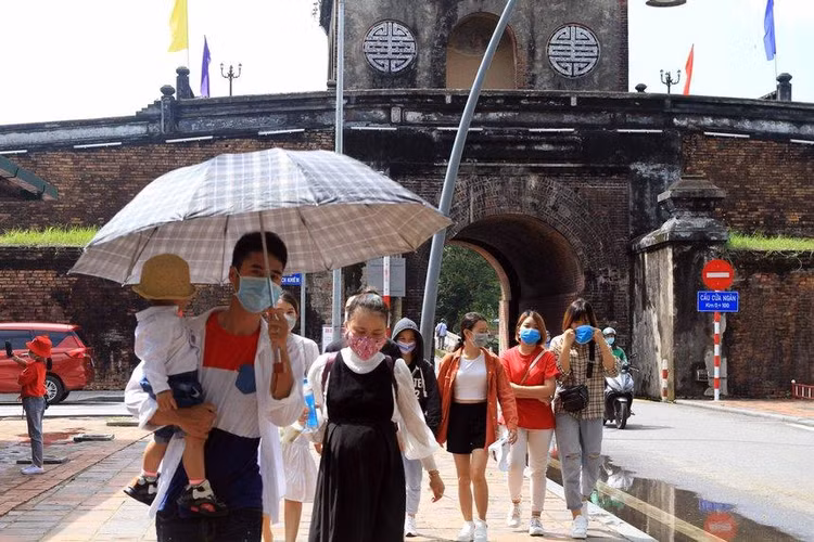 Người dân tham quan Đại Nội Huế