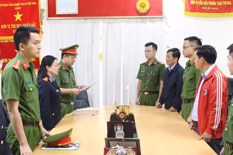 Cơ quan Cảnh sát điều tra Công an tỉnh Sơn La thi hành Quyết định và Lệnh khởi tố đối với Trương Minh Tuấn (áo đen bên phải)