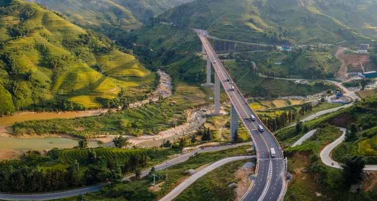 Công trình cầu Móng Sến thuộc Dự án Xây dựng đường nối cao tốc Nội Bài - Lào Cai đến Sa Pa 