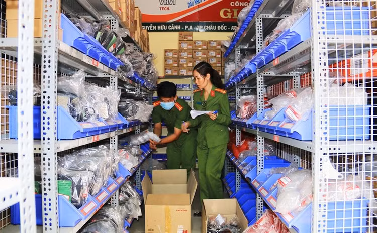 Hàng hóa xuất xứ nước ngoài, không hóa đơn, chứng từ tại căn nhà của vợ chồng Thượng tá Hoàng Văn Nam, Phó phòng Phòng chống ma túy và tội phạm, thuộc Bộ Chỉ huy Bộ đội biên phòng An Giang