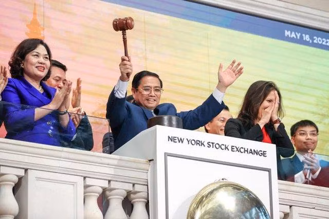 Thủ tướng Chính phủ Phạm Minh Chính gõ búa kết thúc phiên giao dịch tại Sàn giao dịch chứng khoán New York (NYSE) ngày 16/5 theo giờ địa phương - Ảnh: VGP