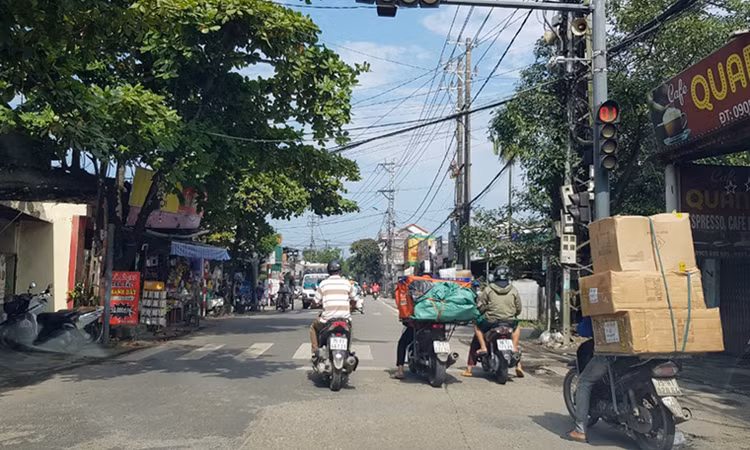Đường Nguyễn Gia Thiều đang xuống cấp và mặt đường hẹp khiến các phương tiện giao thông đi lại khó khăn.