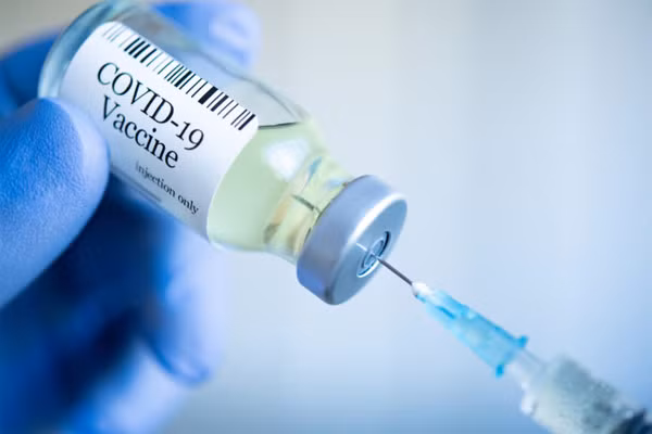 Người đã tiêm đủ liều cơ bản bằng vắc xin Pfizer hoặc Moderna có thể tiêm liều nhắc lại bằng vắc xin AstraZeneca. Ảnh minh họa.