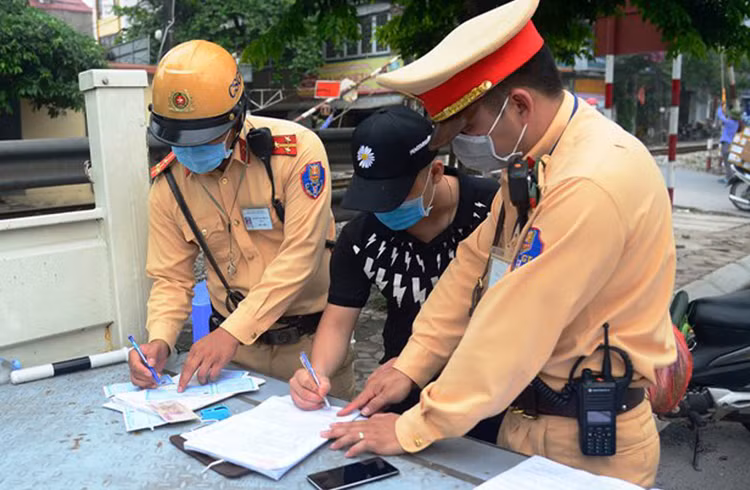 Cảnh sát giao thông Hà Nội lập biên bản lái xe vi phạm trên đường Trần Khát Chân