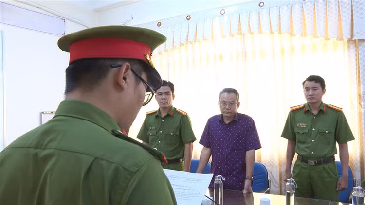 Cơ quan Cảnh sát điều tra Công an tỉnh Bạc Liêu tống đạt Quyết định và Lệnh đối với Huỳnh Thanh Phong