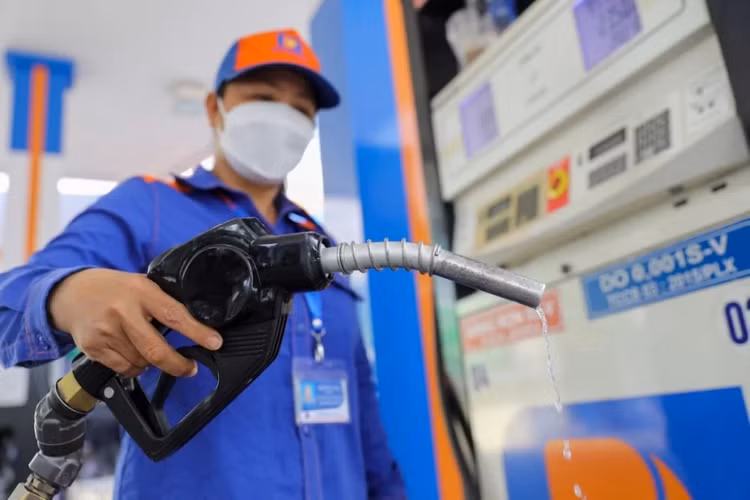 Chiều 5/6, giá xăng RON95-III trong nước tăng nhẹ . Ảnh minh họa