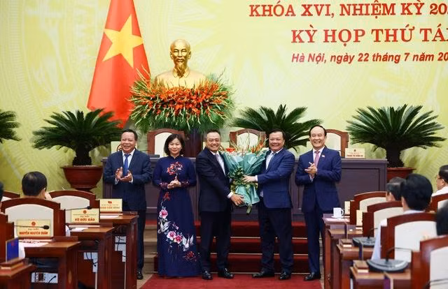 Lãnh đạo TP. Hà Nội chúc mừng tân Chủ tịch UBND TP. Hà Nội Trần Sỹ Thanh. Ảnh: VGP