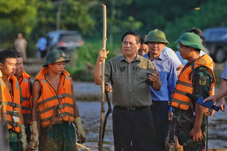 Thủ tướng thăm hỏi, động viên lực lượng tìm kiếm nạn nhân bị lũ quét tại thôn Làng Nủ (tỉnh Lào Cai)
