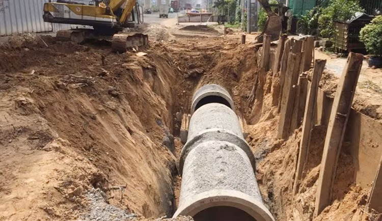 1 nhà thầu đã có kiến nghị vì cho rằng tiêu chí gây hạn chế cạnh tranh tại Gói thầu số 8 Thi công thuộc DA Nâng cấp hệ thống thoát nước, chống ngập úng tại các KDC xã Phước Đại. Ảnh minh họa: Internet