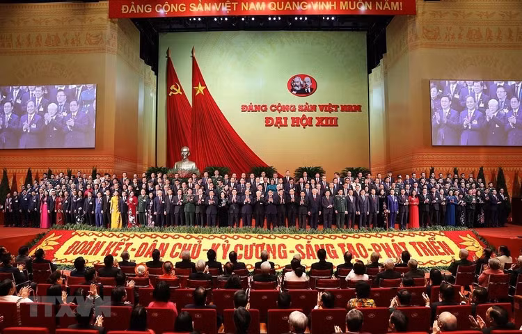 Ban Chấp hành Trung ương Đảng khóa XIII ra mắt Đại hội. Ảnh: TTXVN