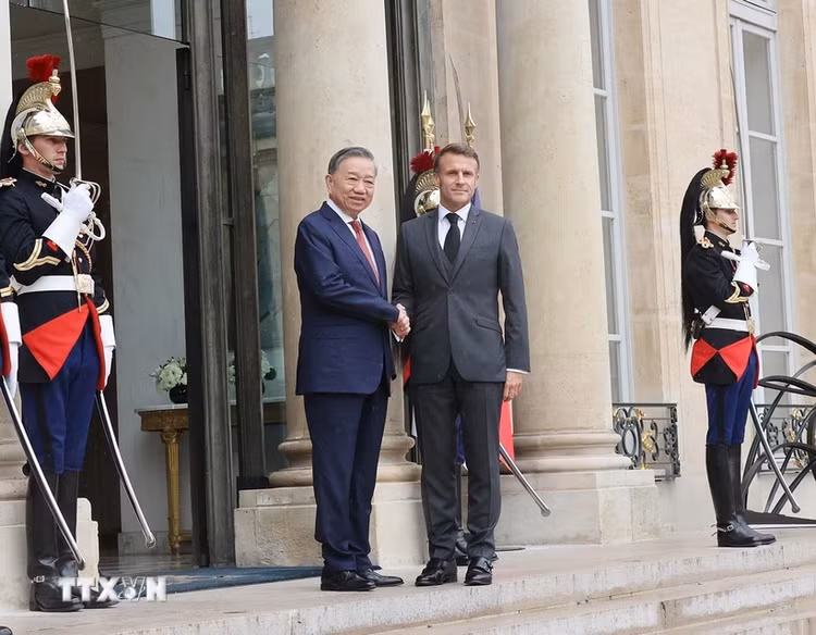 Tổng thống Pháp Emmanuel Macron đón Tổng Bí thư, Chủ tịch nước Tô Lâm. Ảnh: TTXVN