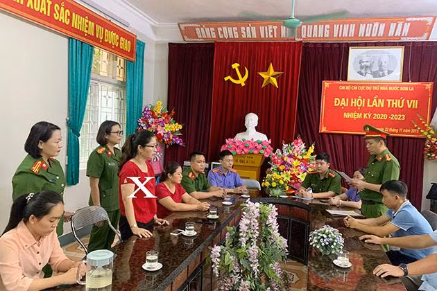 Cơ quan Cảnh sát điều tra (PC03) Công an tỉnh Sơn La thi hành quyết định khởi tố vụ án, khởi tố bị can và lệnh bắt tạm giam đối với Trần Việt Anh (dấu X)