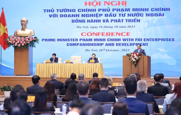Thủ tướng cam kết Chính phủ luôn bảo vệ quyền và lợi ích hợp pháp, chính đáng của nhà đầu tư trong bất cứ trường hợp nào. Ảnh: VGP