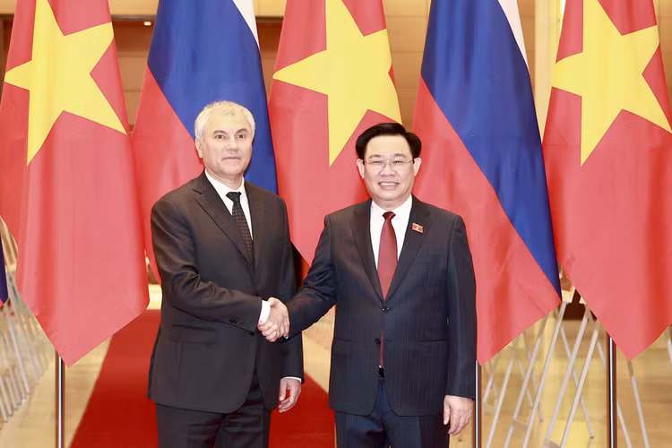 Chủ tịch Quốc hội Vương Đình Huệ đón Chủ tịch Duma Quốc gia Quốc hội Liên bang Nga Vyacheslav Viktorovich Volodin. Ảnh: TTXVN