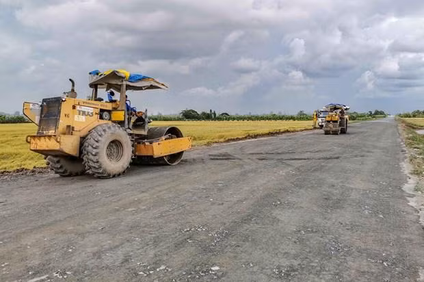 Tuyến Đường tỉnh 922 tại TP. Cần Thơ đang trong quá trình thi công xây dựng. Ảnh: TTXVN