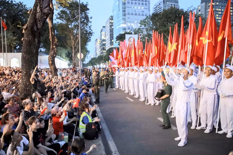 Hàng nghìn người dân tập trung dọc hai bên đường Lê Duẩn (quận 1, TP.HCM) để theo dõi buổi tổng hợp luyện diễu binh, diễu hành chào mừng Lễ kỷ niệm 50 năm ngày giải phóng miền Nam, thống nhất Đất nước.