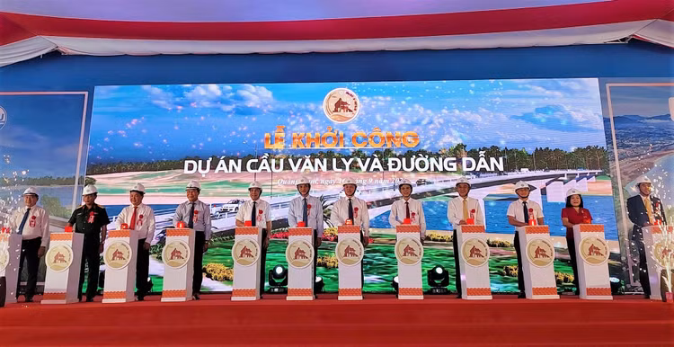Các đại biểu bấm nút khởi công Dự án