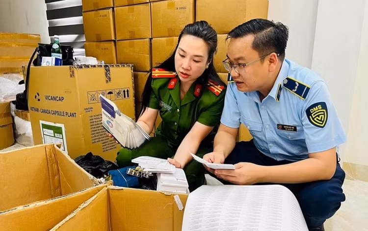 Lực lượng chức năng khám xét các địa điểm liên quan đến ổ nhóm. 